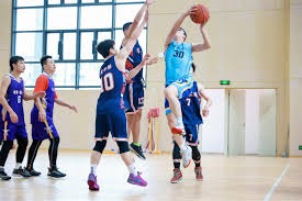 NBA-湖人不敌雄鹿 东契奇与字母哥争抢球权